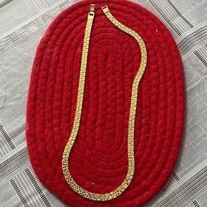 Thick gold plated costume jewelry necklace 20” secure clasp Gently used